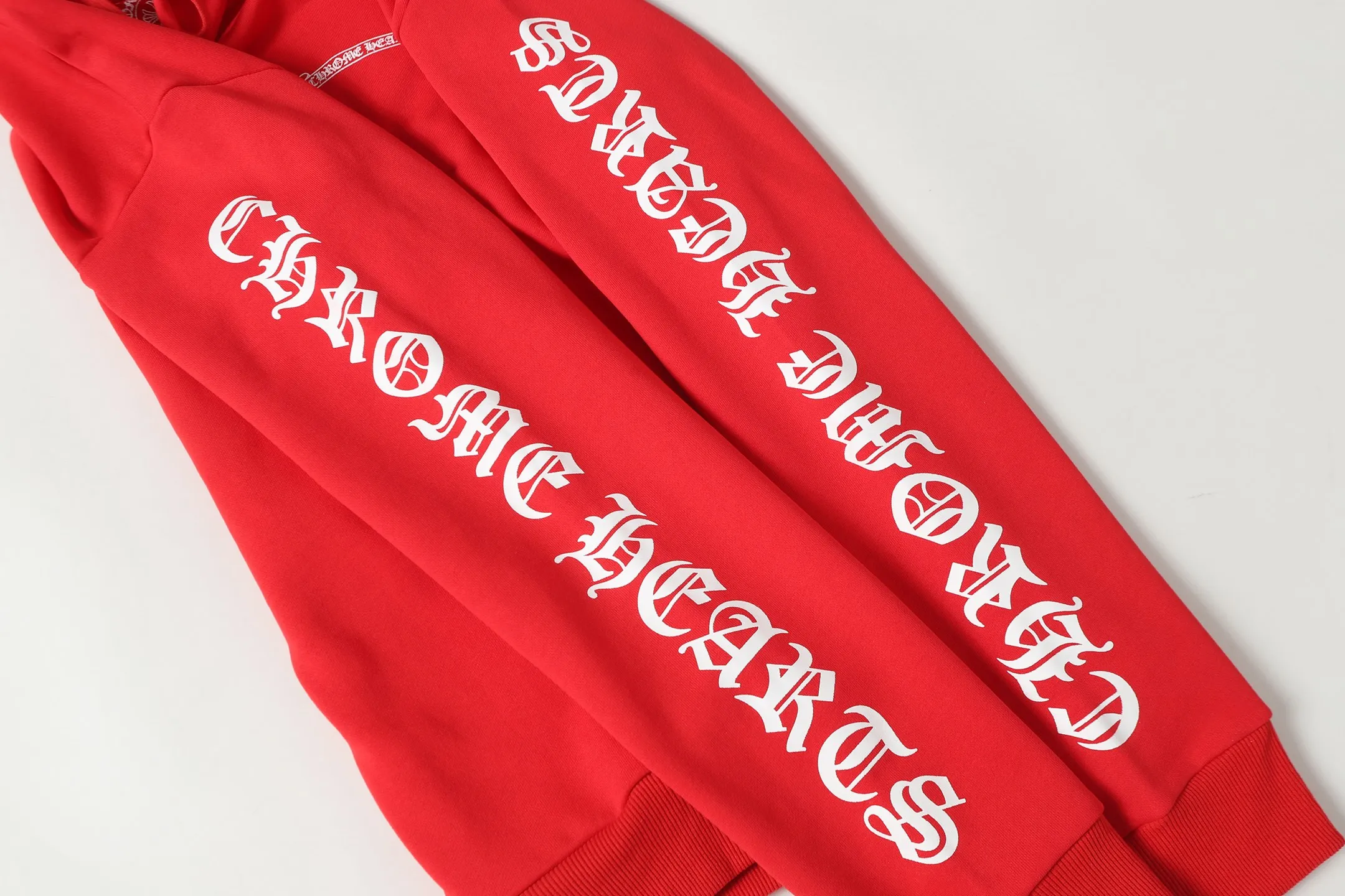 P250 #L3194 model, cross-border running quantity, please do not place an order if you pursue quality - Chrome Hearts/Chrome Hearts Sanskrit letters printed leather cross ✝️ hooded sweatshirt - high weight, high density and high quality, soft, delicate and skin-friendly wool, soft and silky to the touch, excellent warmth and skin-friendly properties - Custom-woven and custom-dyed, no color difference, no matter the fabric or workmanship details, beat the ordinary version on the market -Colour: black red -Size: S M LXL